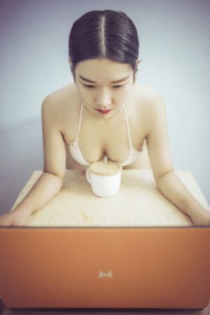 亚洲老女人高潮呻吟久久网站_字幕高清版在线观看